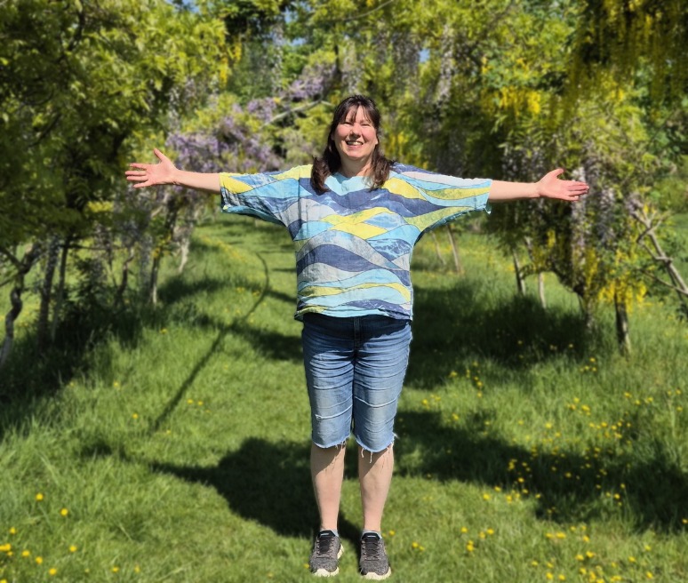 Gitti with arms wide open in the garden